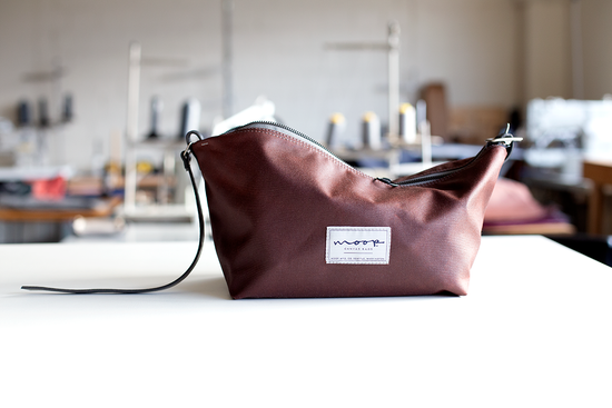 THE ZIP KIT - in oxblood