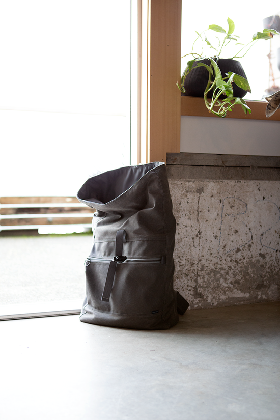 Backpack no.4 in CHAROAL GRAY